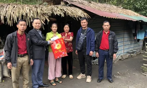 Hiệp hội Đầu tư xây dựng – dịch vụ nông lâm nghiệp Việt Nam, Tạp chí Doanh nghiệp và kinh tế xanh tặng quà Tết cho các hộ gia đình đặc biệt khó khăn tại tỉnh Hà Giang
